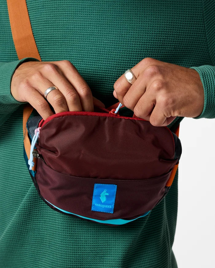  A man puts items into his 3L empacalbe sling